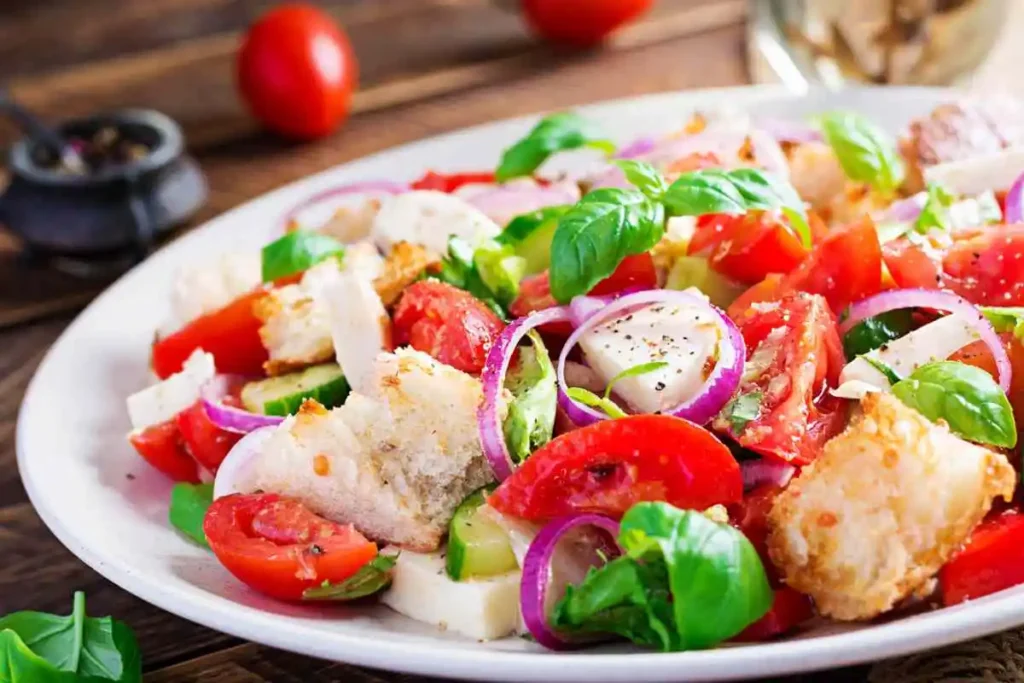 Insalata toscana con pane, pomodori, cetrioli e cipolla
