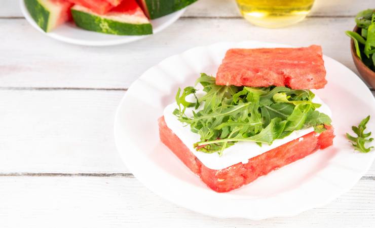 piatto con tramezzino di anguria