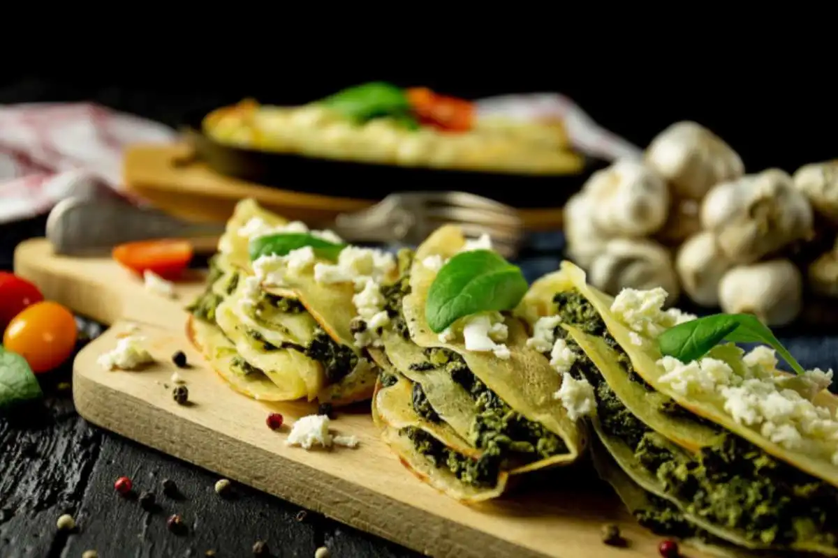 crepes alle verdure con sopra dei fiocchetti di formaggio