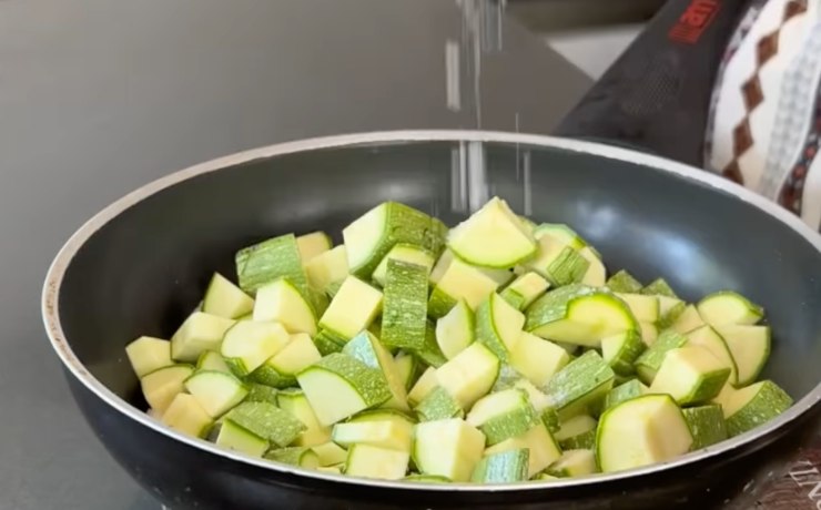 padella con zucchine tagliate crude