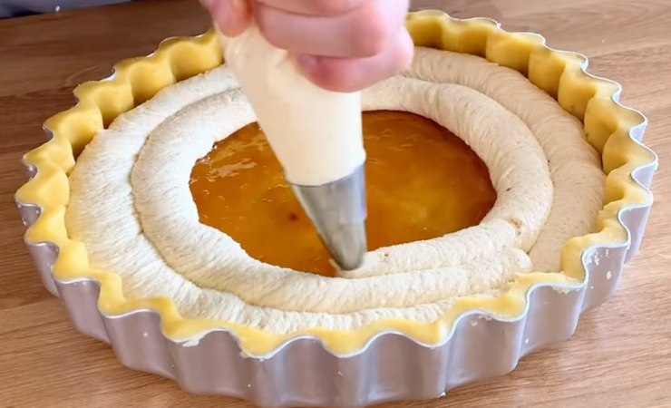 stampo con crostata, confettura e crema frangipane