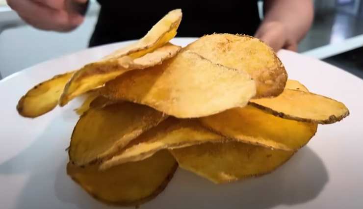 ragazza con patatine fritte