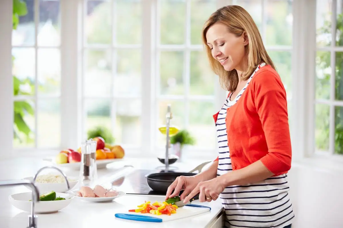 donna che cucina