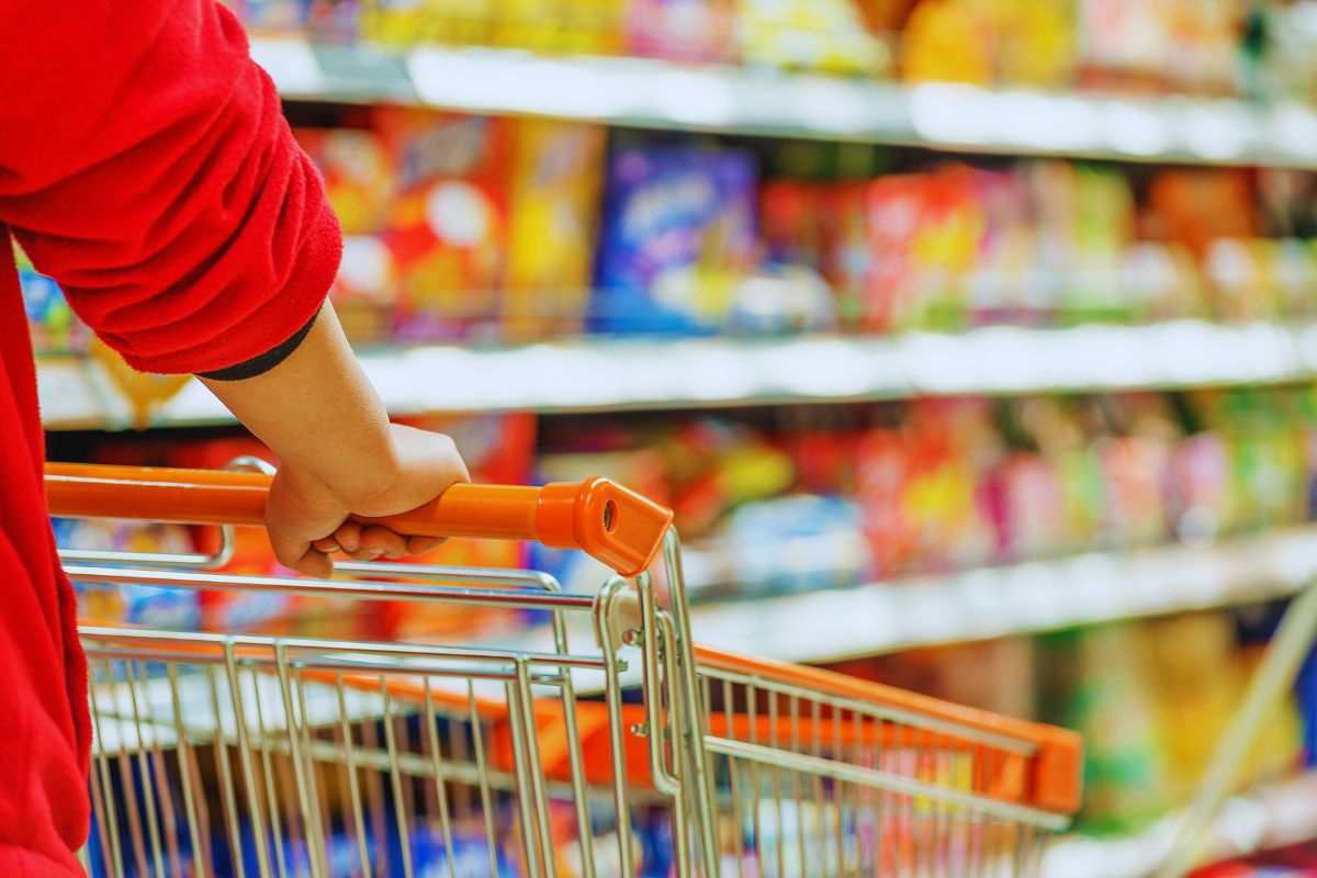 persona al supermercato con il carrello