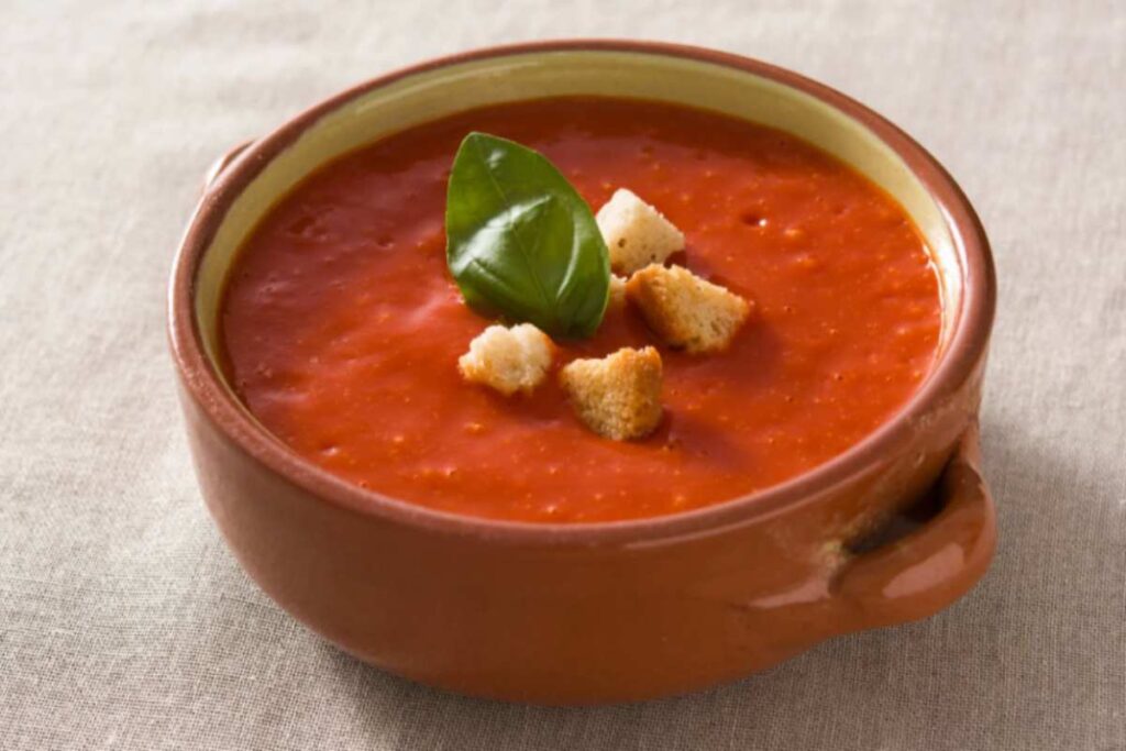 zuppa al pomodoro con sopra dei crostini di pane