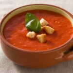 zuppa al pomodoro con sopra dei crostini di pane
