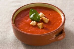 zuppa al pomodoro con sopra dei crostini di pane