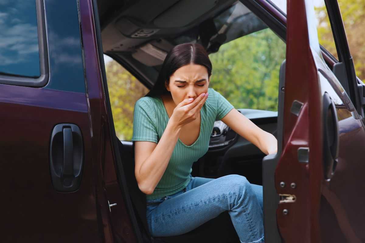 ragazza col mal d'auto