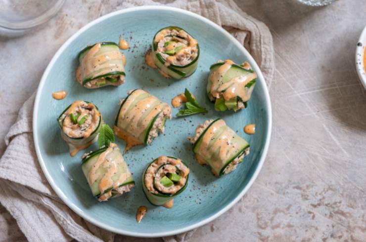 rotolini di cetrioli farciti su un piatto