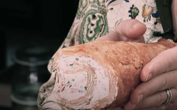 una donna tiene un rotolo di patate in mano