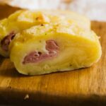 Due fettine di rotolo di patate e prosciutto cotto