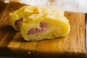 Due fettine di rotolo di patate e prosciutto cotto