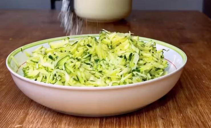 zucchine grattugiate in una ciotola