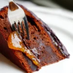fetta di torta sacher su un piatto