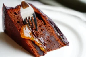 fetta di torta sacher su un piatto