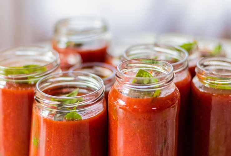 bottiglie con la salsa di pomodoro