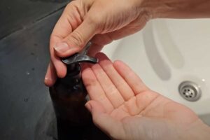 mani prendono sapone