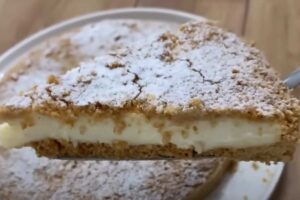 una torta con dentro la crema