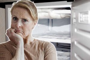 donna che pensa e freezer ghiacciato