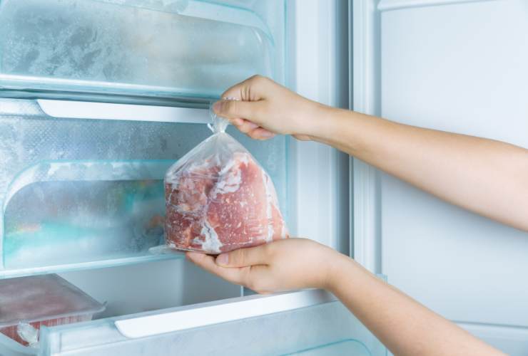 tirare fuori un sacchetto di carne dal freezer