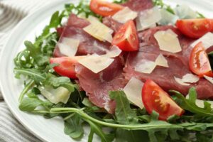 piatto di bresaola, grana, rucola e pomodorini
