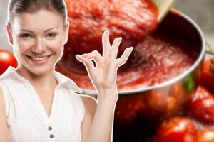 pentola con salsa di pomodoro e donna che fa il segno ok