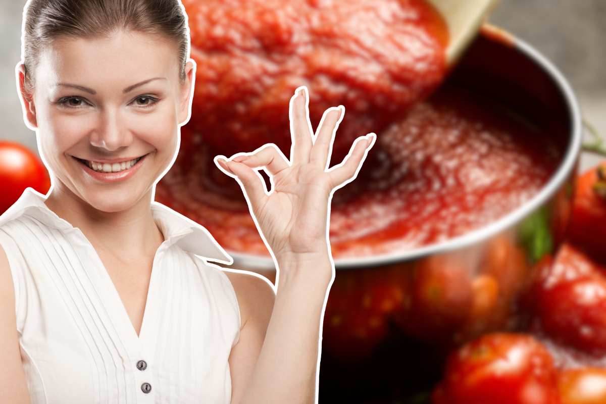 pentola con salsa di pomodoro e donna che fa il segno ok