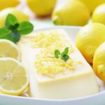 semifreddo in un piatto con i limoni