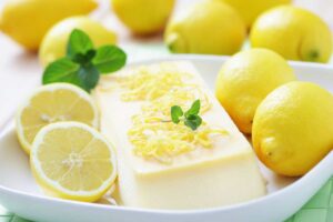 semifreddo in un piatto con i limoni