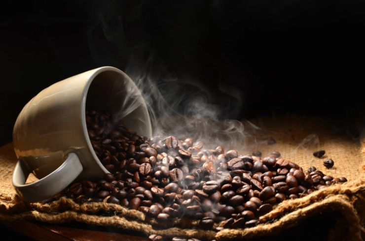 tazzina e chicchi di caffè