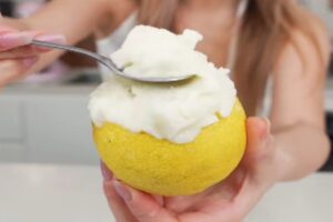 sorbetto dentro mezzo limone