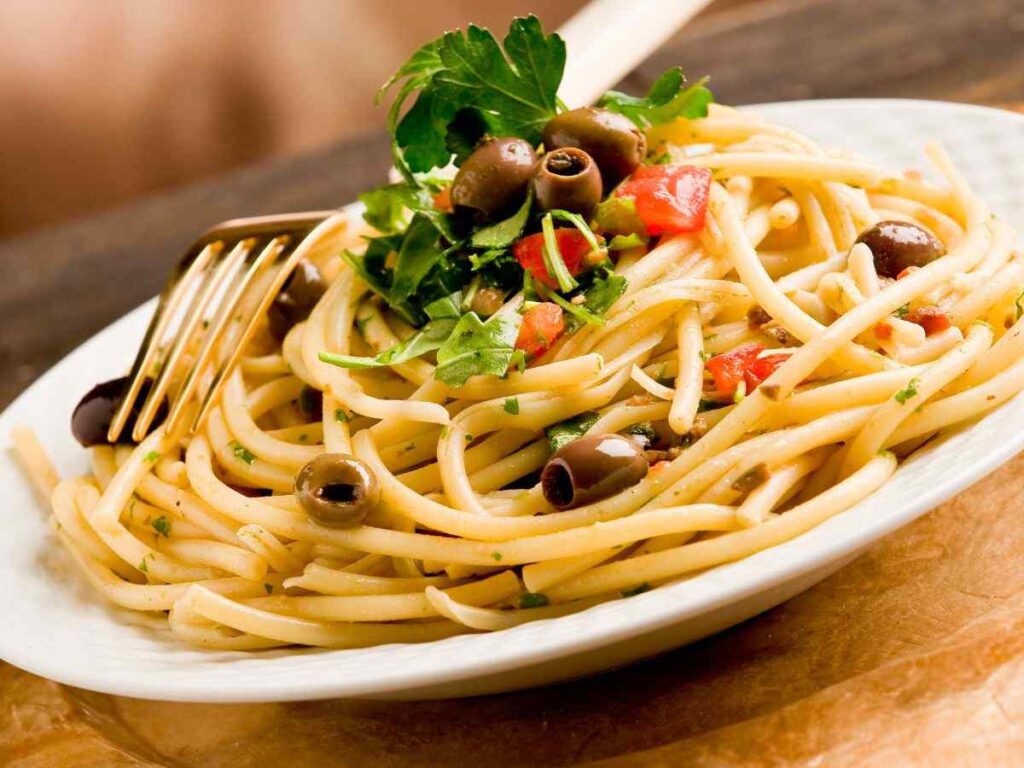 spaghetti conditi con olive