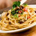 spaghetti conditi con olive