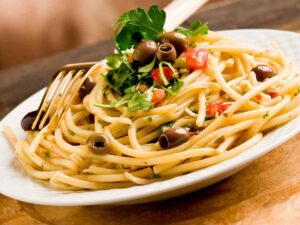 spaghetti conditi con olive