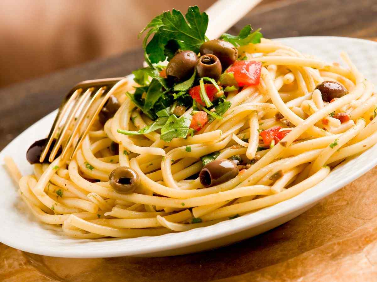 spaghetti conditi con olive