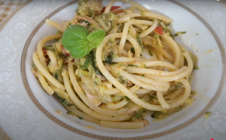spaghetti tonno con zucchine e pomodorini