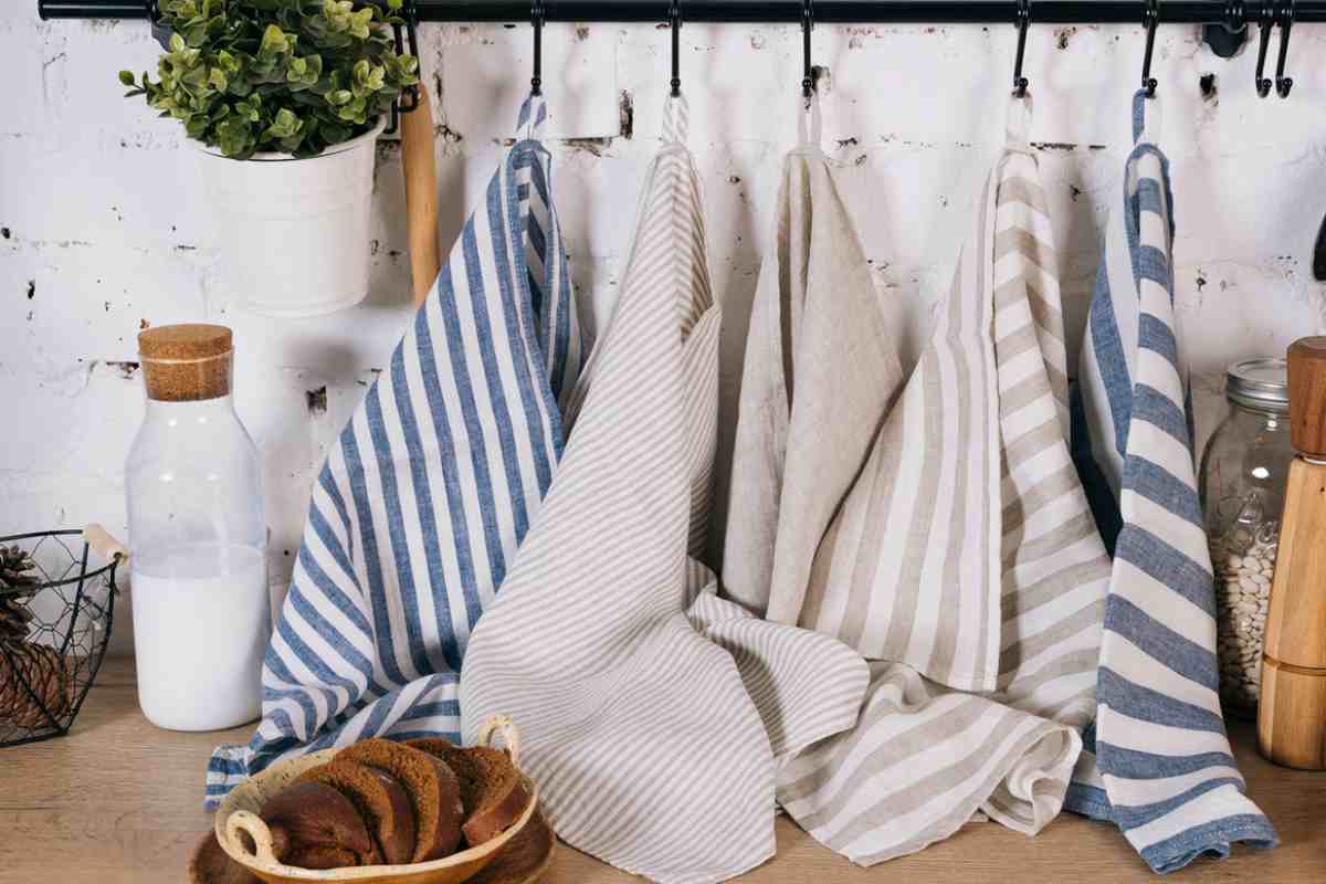 Canovacci di diversi colori appesi in cucina