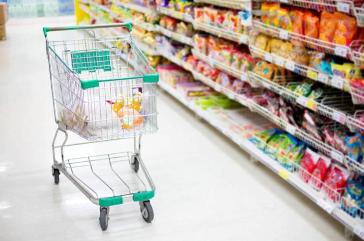 carrello in una corsia del supermercato