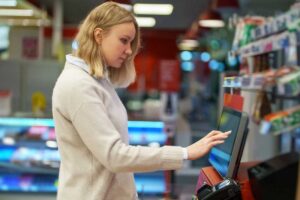 Donna che paga alla casa automatica