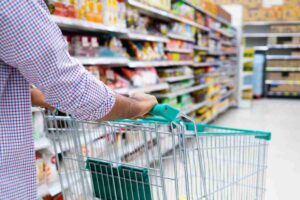 Uomo che spinge un carrello in un supermercato