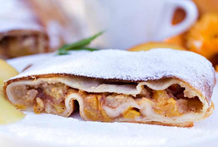 fetta di strudel di pesche