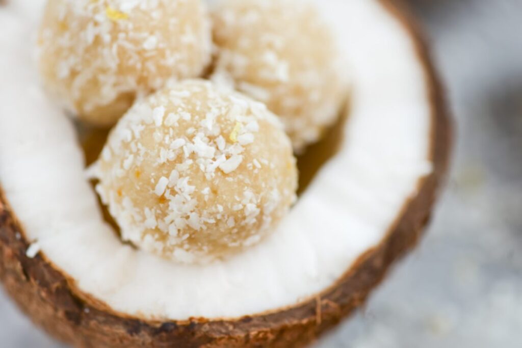 tartufini limone e cocco dentro ad un cocco