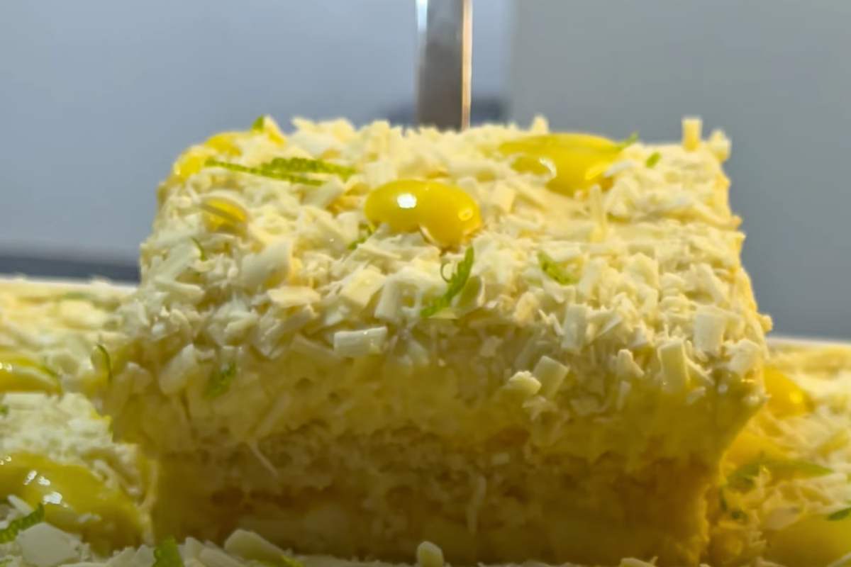 una fetta di tiramisu al limone