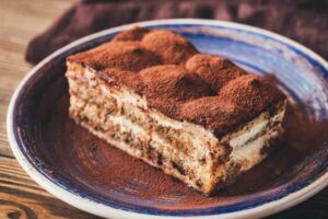 Rettangolo di tiramisù in un piatto