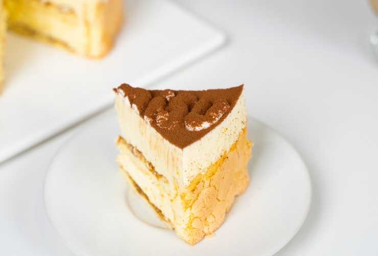 fetta di tiramisù cotto nel piatto