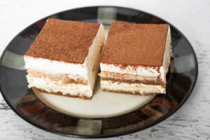 due fette di tiramisù nel piatto