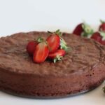 torta al cioccolato decorata con fragole