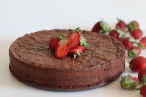 torta al cioccolato decorata con fragole