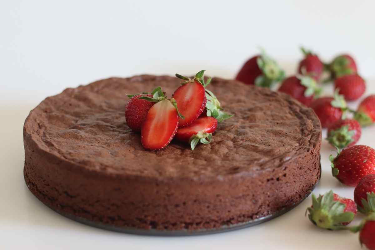 torta al cioccolato decorata con fragole