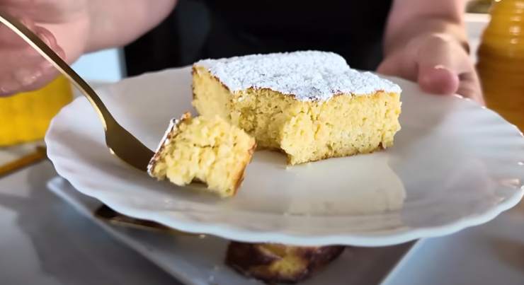 una fetta di torta tagliata